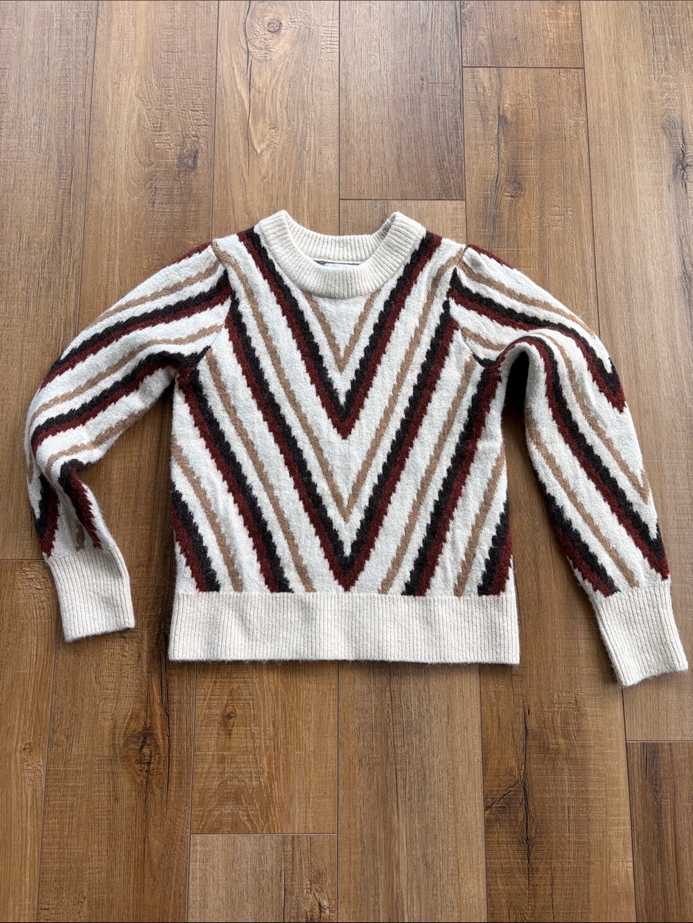 Women’s Evereve Chevron Striped Knit Sweater